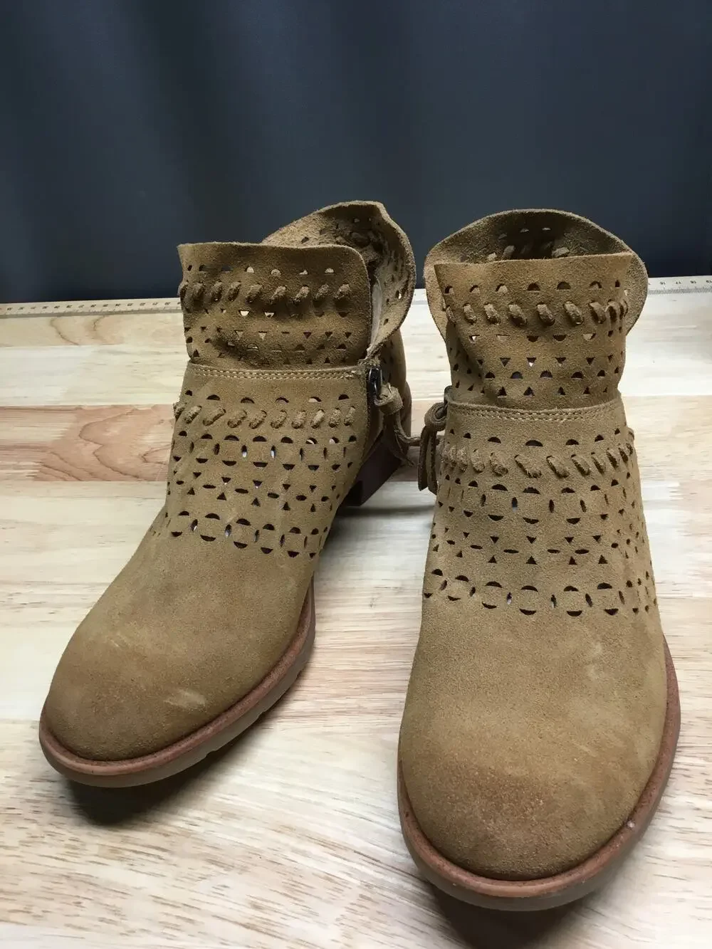 Sofft Bristow Saddle Suede Ankle Booties Women's 8.5 Tan Laser Cut Side Zip